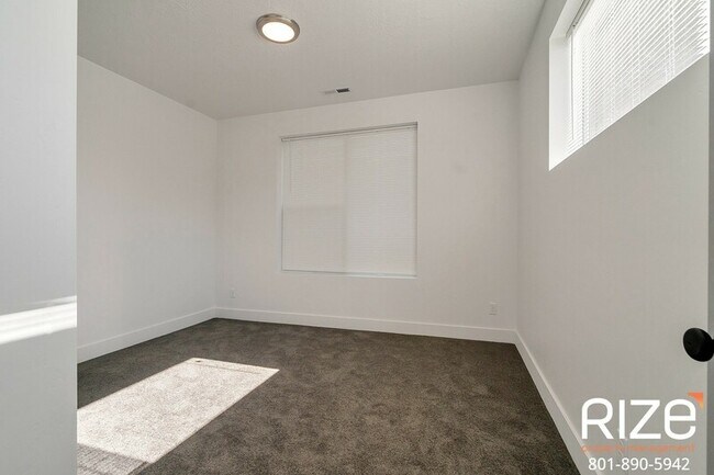 Building Photo - 3359 S 900 E