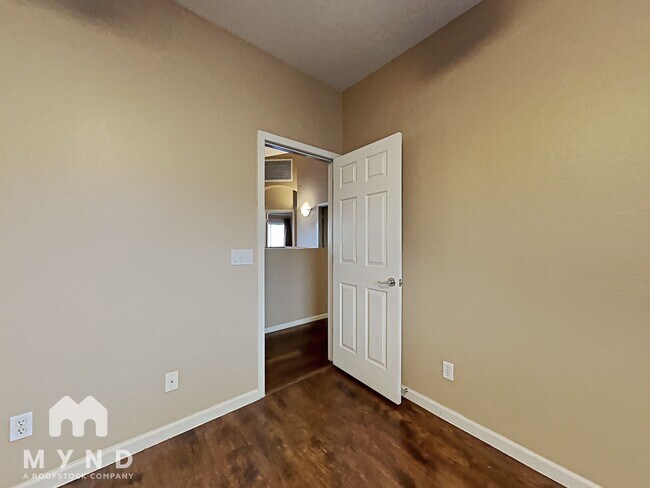 Building Photo - 231 W Flamingo Dr