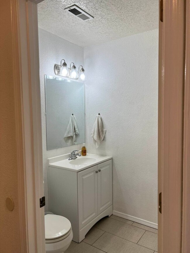 Building Photo - 2 bed 2 bath Townhome with Garage Coming S...