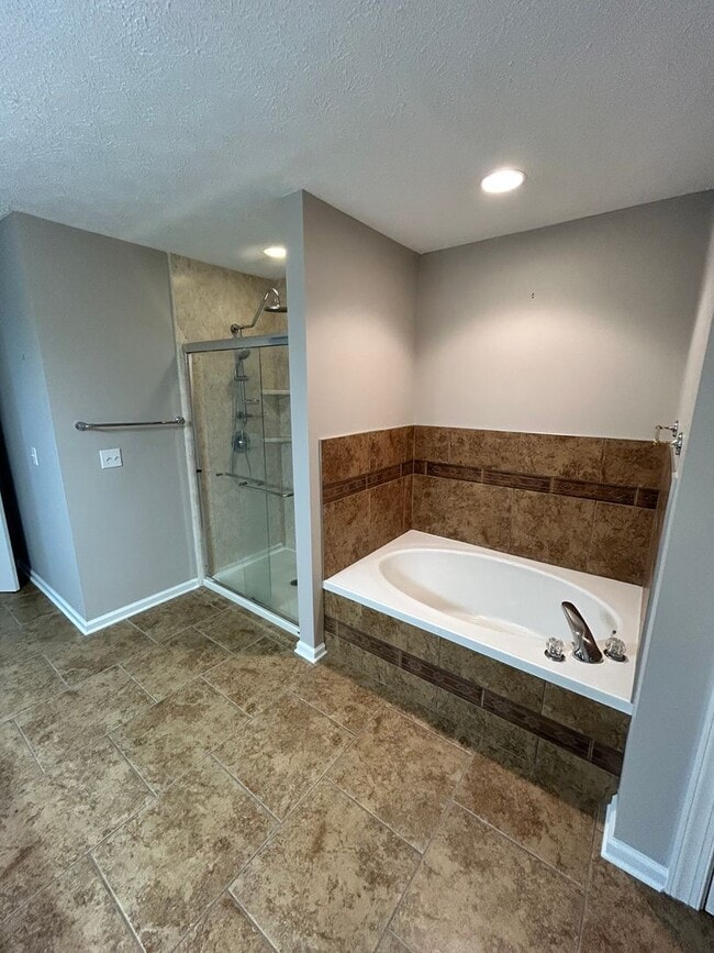 Building Photo - 2908 Country Club Dr