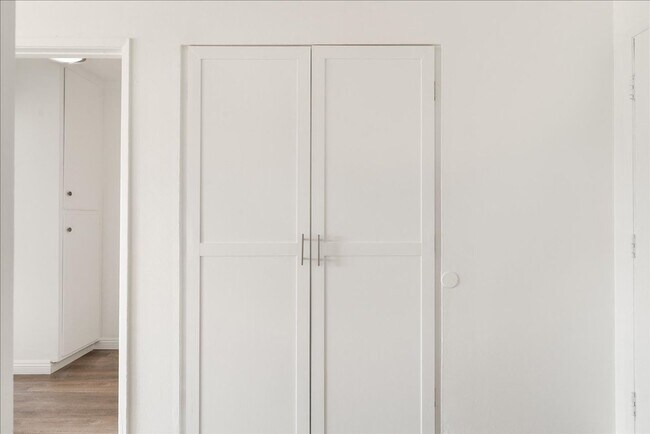 Building Photo - 1401 Mitchell Pl