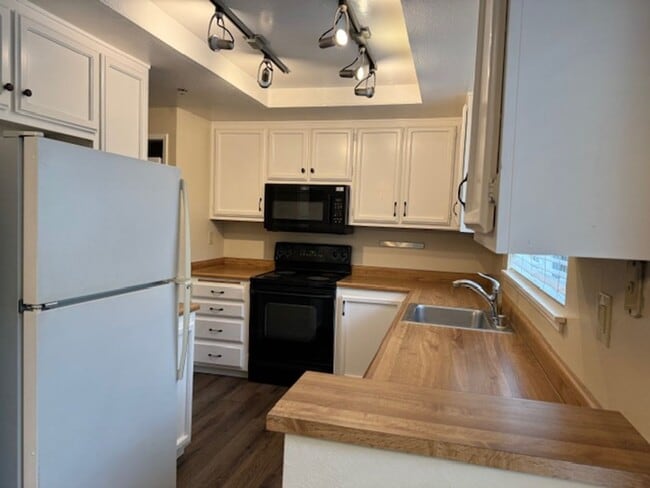 Building Photo - Wonderful lower level Condo with Laminate ...