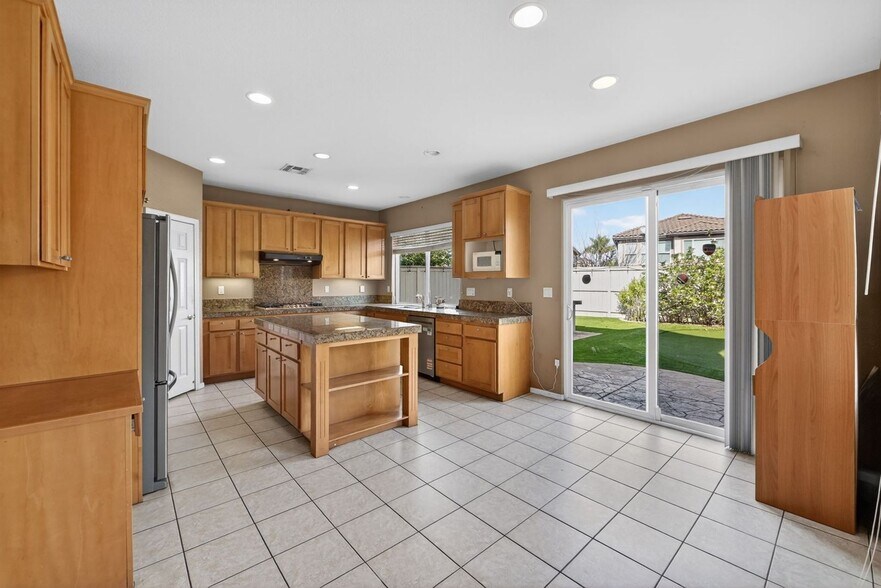 Building Photo - 11677 Swan Lake Dr