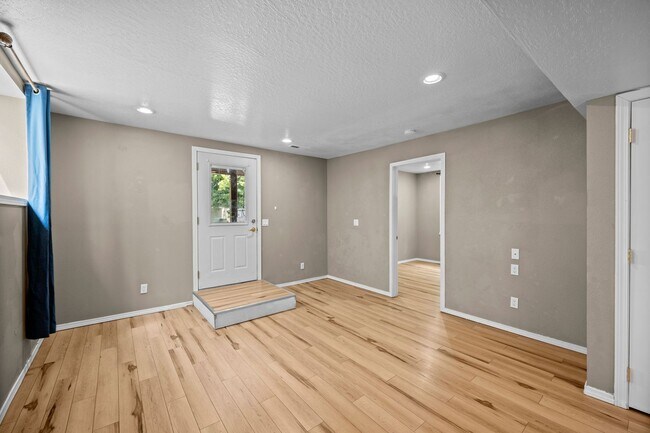 Building Photo - 1022 E 12th Ave