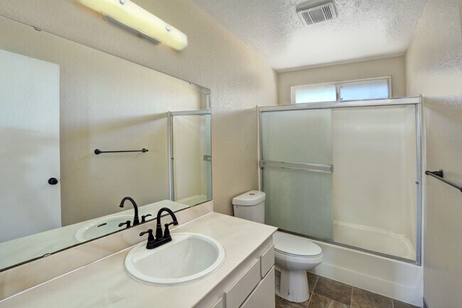 Building Photo - 18854-18858p