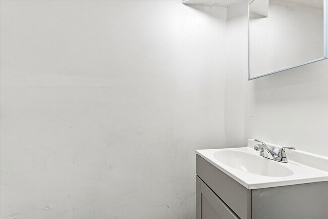 Building Photo - 2411 W Oakdale St