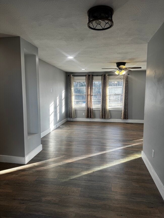 Building Photo - 4018 W Weaver Rd