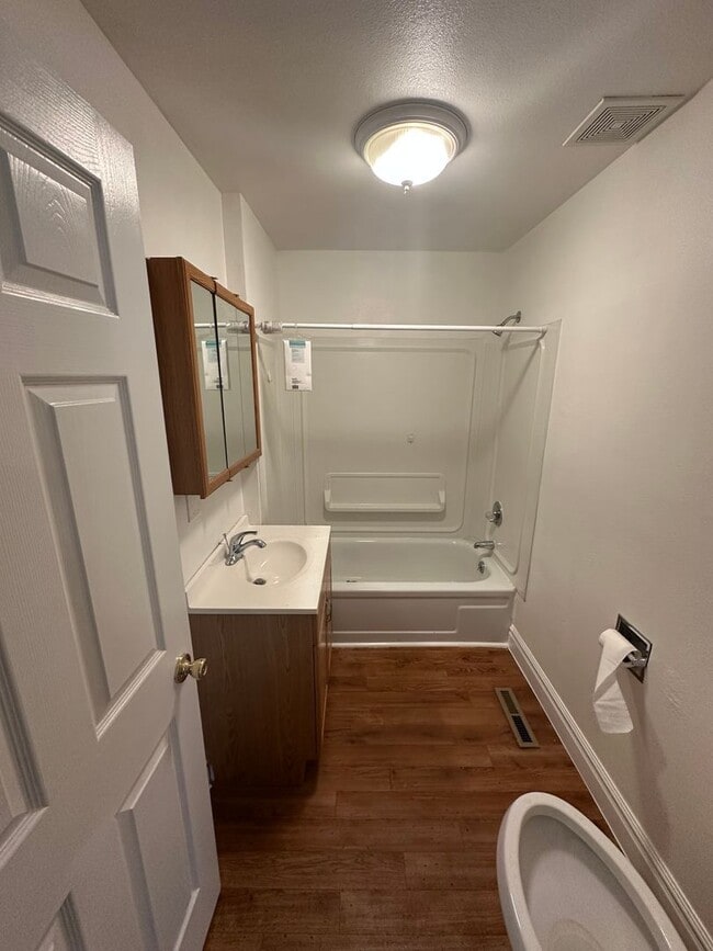 Building Photo - Charming 2 Bedroom House!