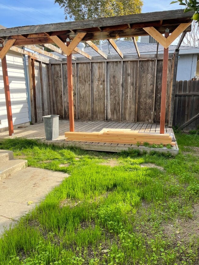 Building Photo - Rare One bedroom single family home