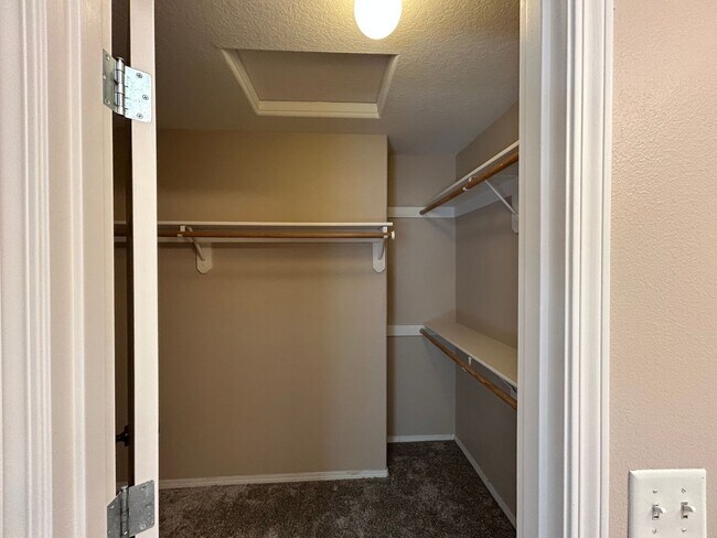 Building Photo - Gorgeous 4 Bed, 2.5 Bath House!