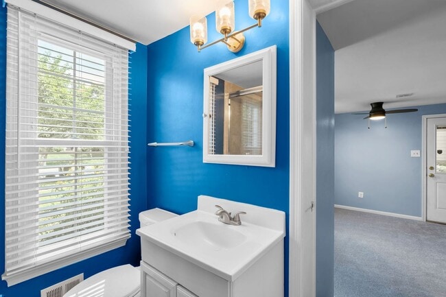 Building Photo - 5 Bed 3 Bath - Rockville Colonial - Update...
