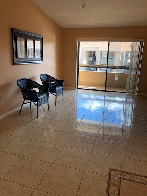 Building Photo - 5283 Vineland Rd