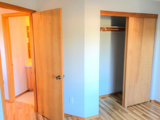Building Photo - Powellhurst Renovated 3 Bedroom with AC, Garage, Fenced Backyard
