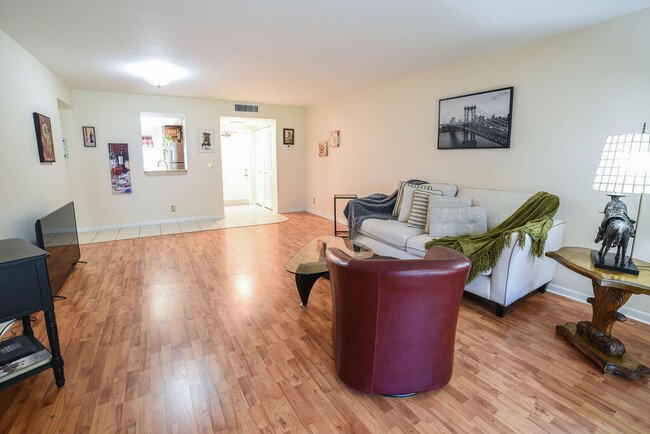 Building Photo - 6625 S Oriole Blvd