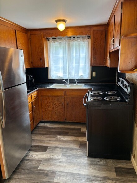 Building Photo - 226 Quassuk Rd