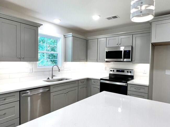 Building Photo - TOWNHOME ON WEST SIDE NEAR FIVE OAKS GOLF ...