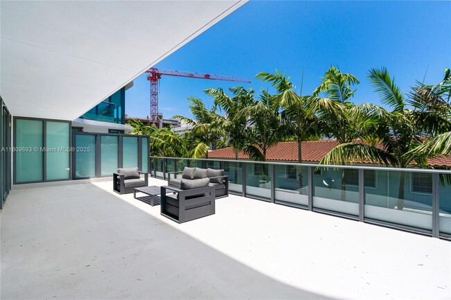 Building Photo - 9901 W Bay Harbor Dr