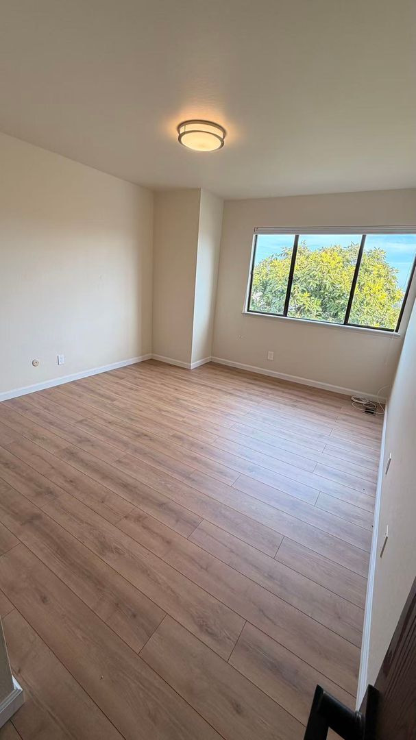 Building Photo - 3Bed/2.5Ba Tri-Level Home with Views, Solar, and Private Yard – Glen Park