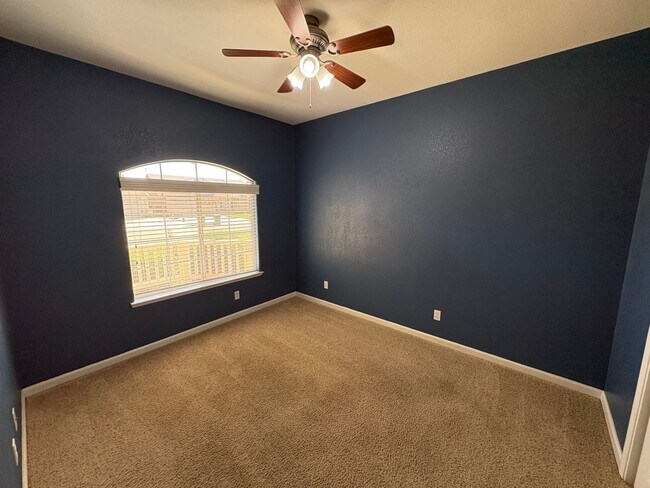 Building Photo - NW Visalia Available Now!