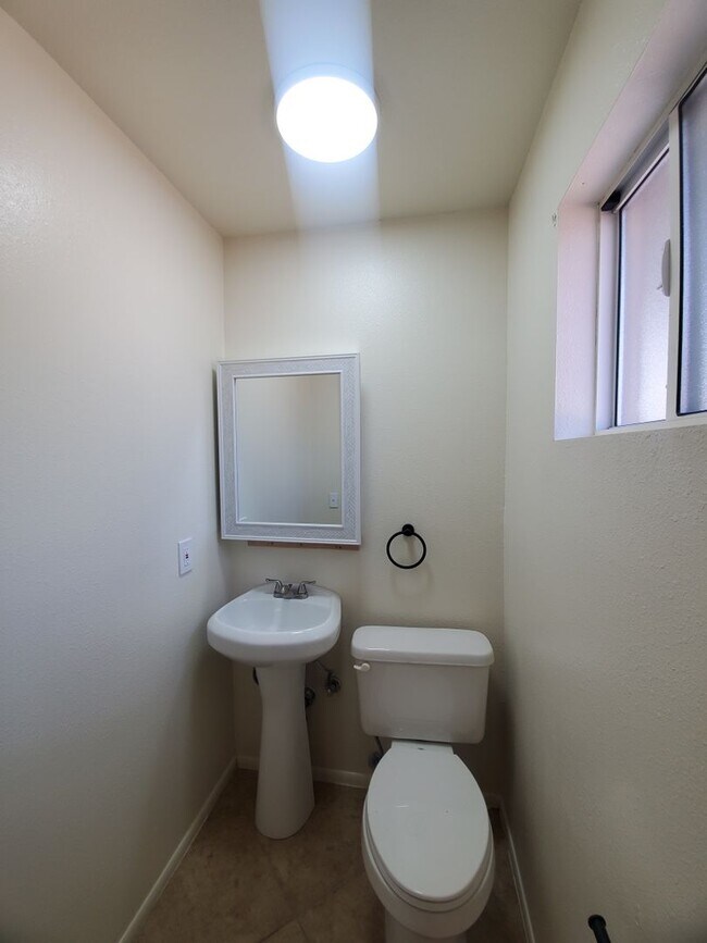 Building Photo - 4 bedroom, 1.5 bath - North Phoenix - Big ...