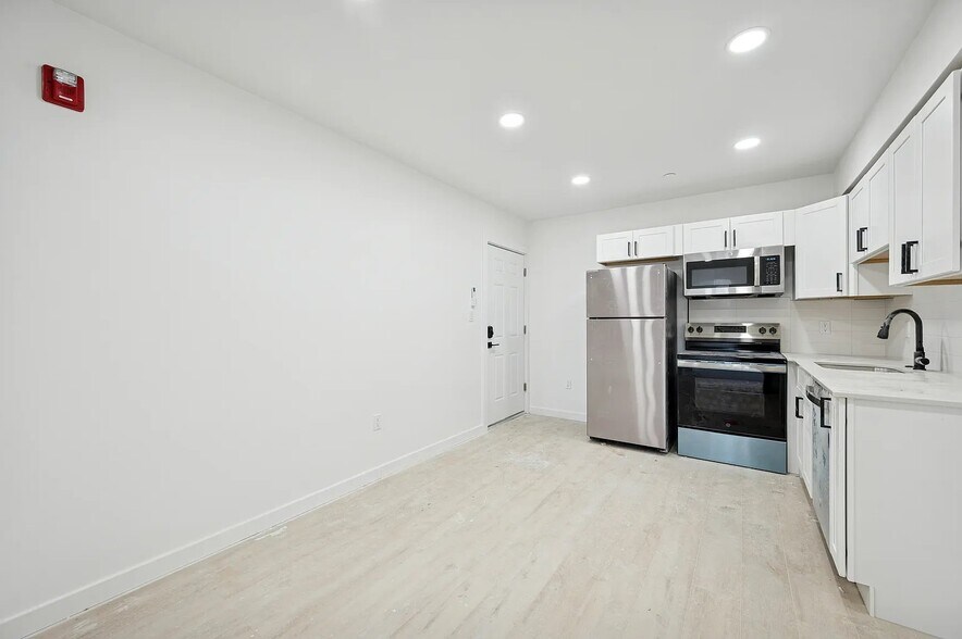 Building Photo - 5530 Boyer St