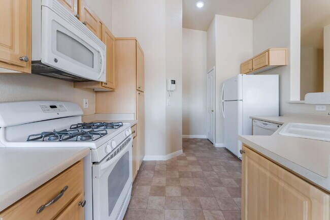 Building Photo - Gated Community Townhome 2 bedroom, 2 bathroom, 1 car garage