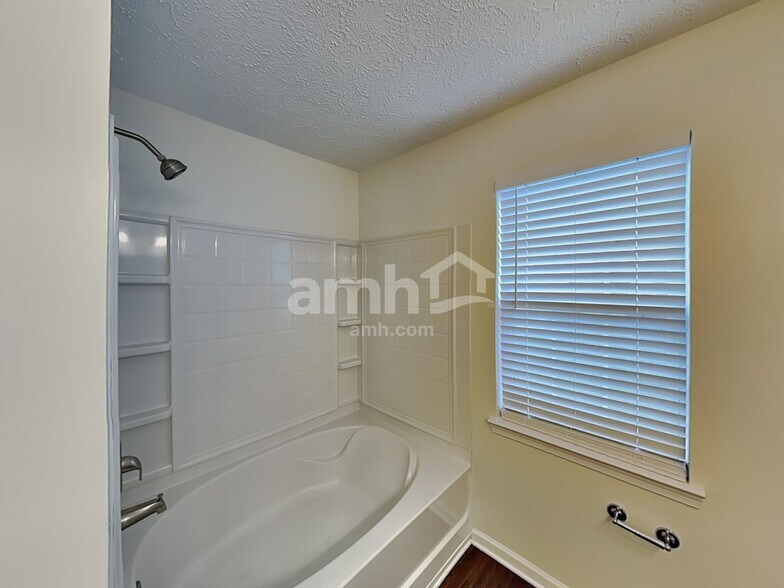 Building Photo - 1002 Daniel Ln