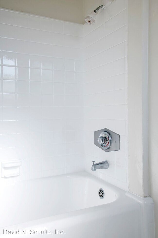 Building Photo - 2075-2077 N Vermont Ave