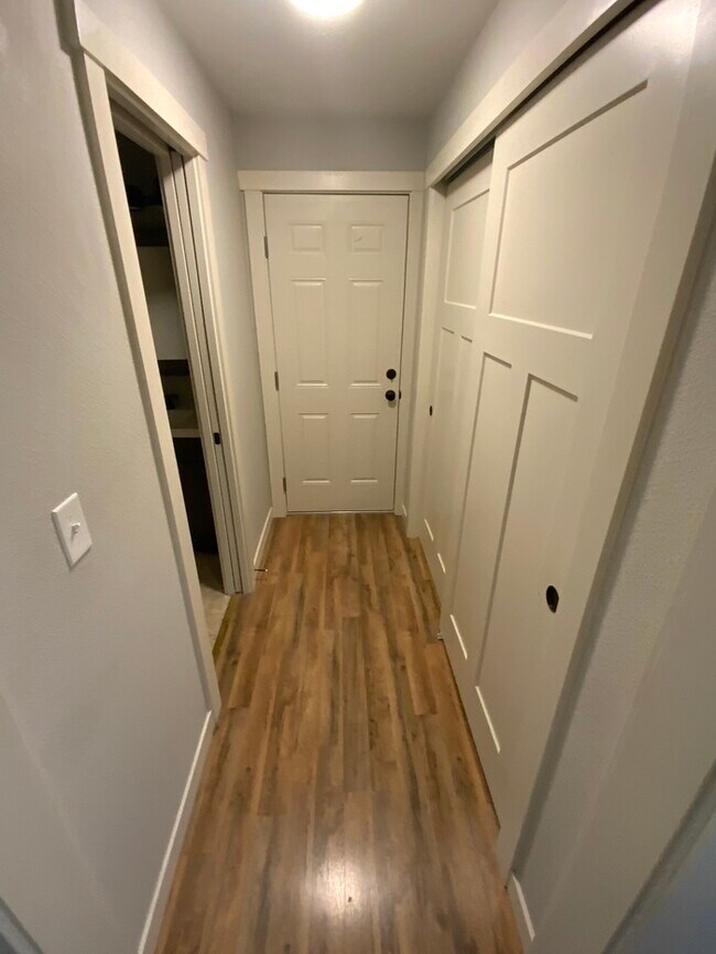 Building Photo - AVAILABLE NOW!! Immaculate N Tacoma 3bdr 2...