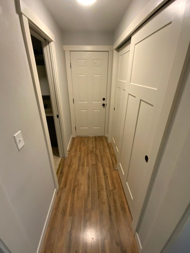 Building Photo - Immaculate N Tacoma 3bdr 2bath with full size W/D