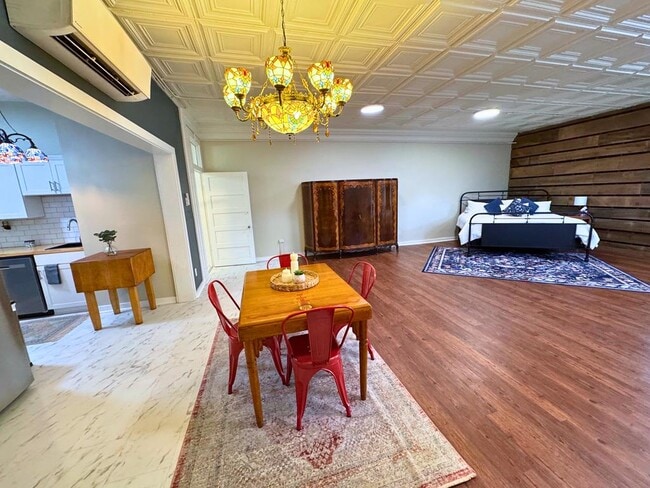 Building Photo - 109 W Laurel Ave