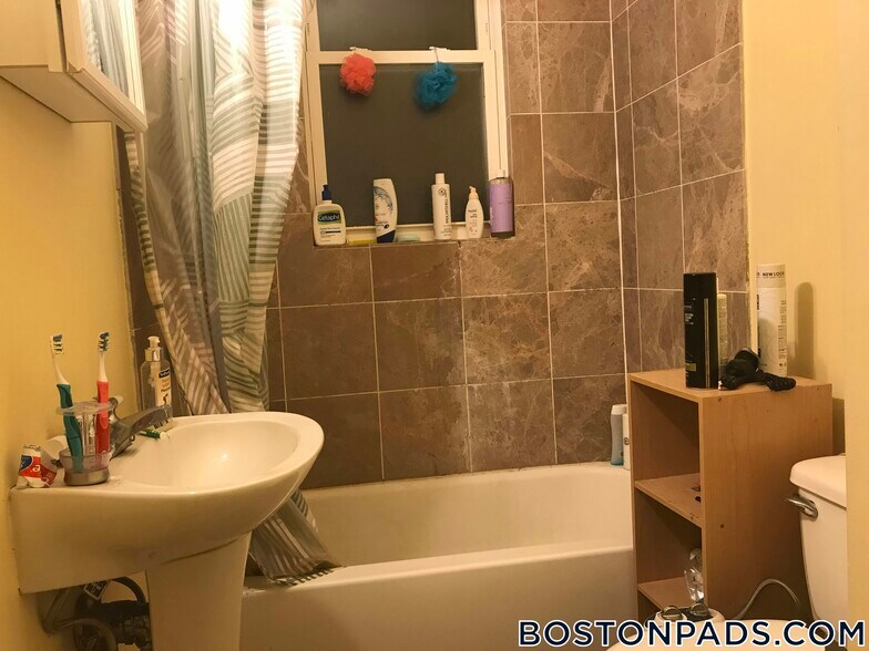 Building Photo - 731 Parker St