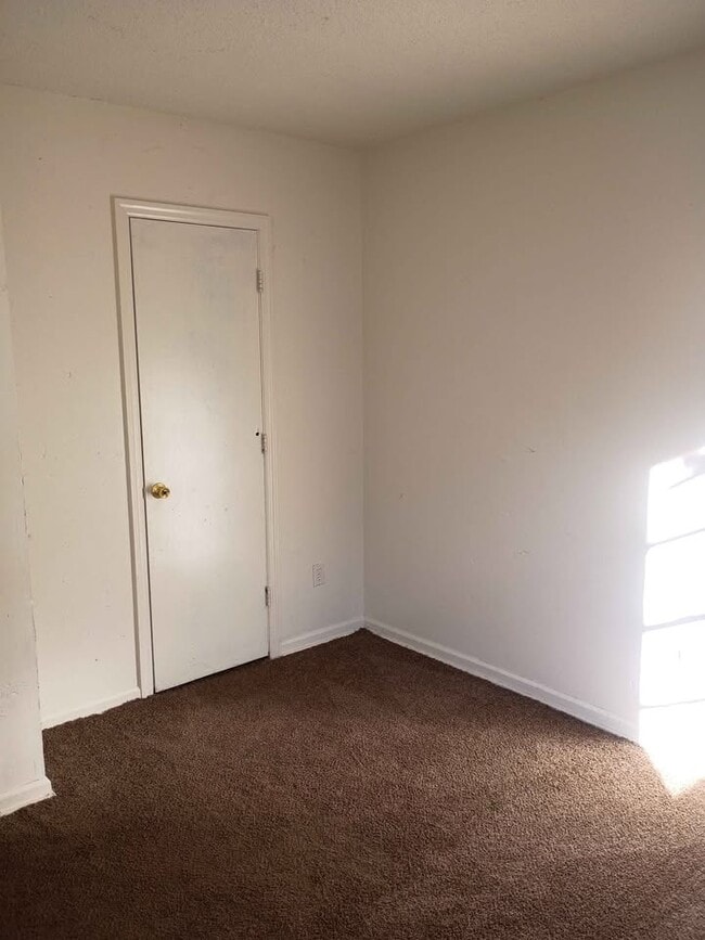 Building Photo - 705 S Van Buren St