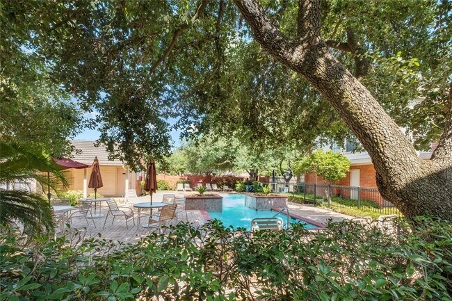 Building Photo - 2211 S Kirkwood Rd