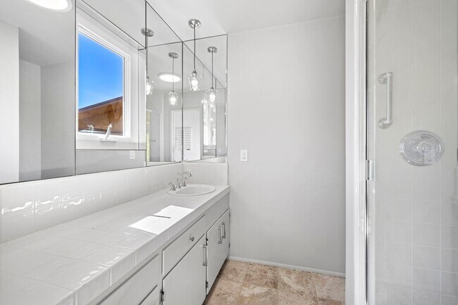 Building Photo - Mystic Hills Ocean View Home