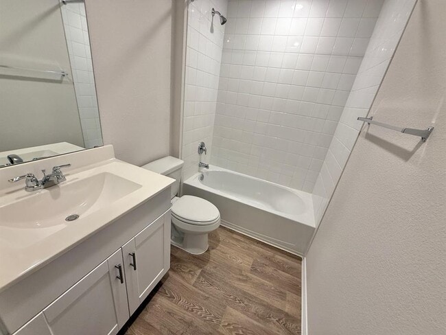 Building Photo - 211 Wirecrested Dr