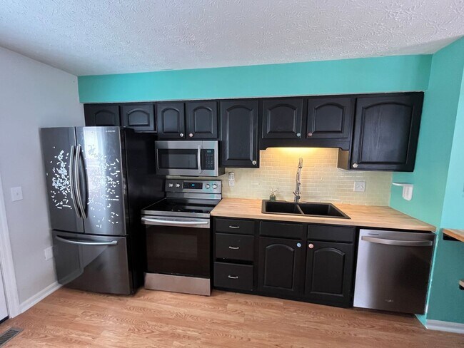 Building Photo - Fantastic 3 bedroom 2 bathroom single family home Johnstown