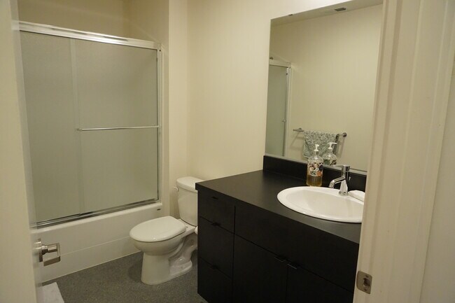 Building Photo - 2451 SE Ankeny St