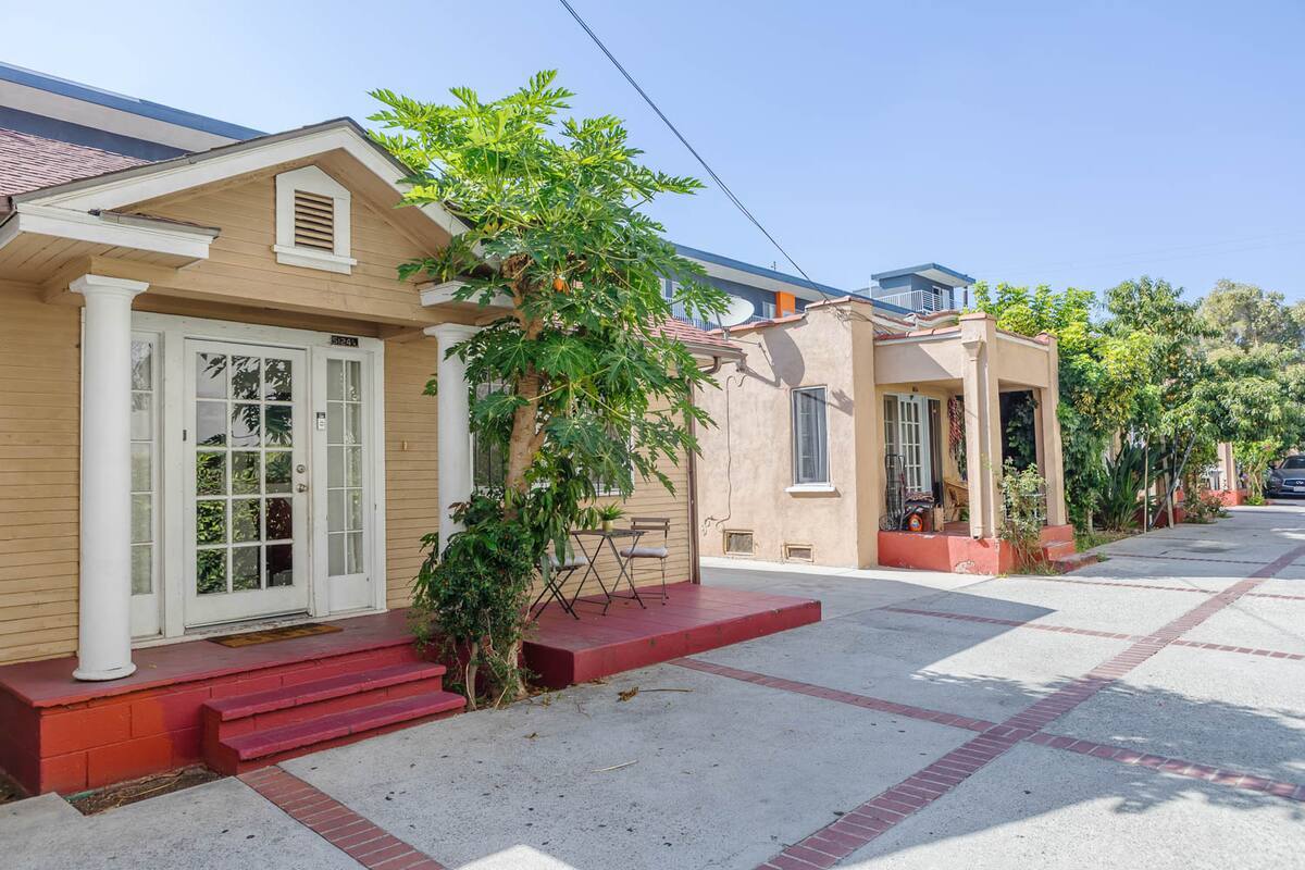 Building Photo - 5124 3/4 De Longpre Ave