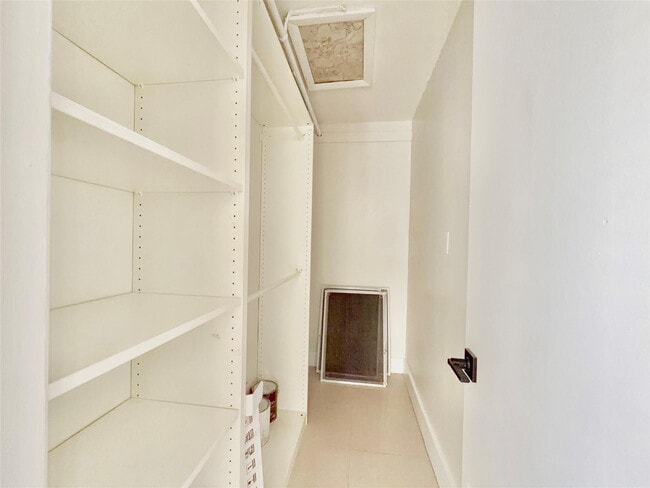 Building Photo - 924 NE 17th Terrace