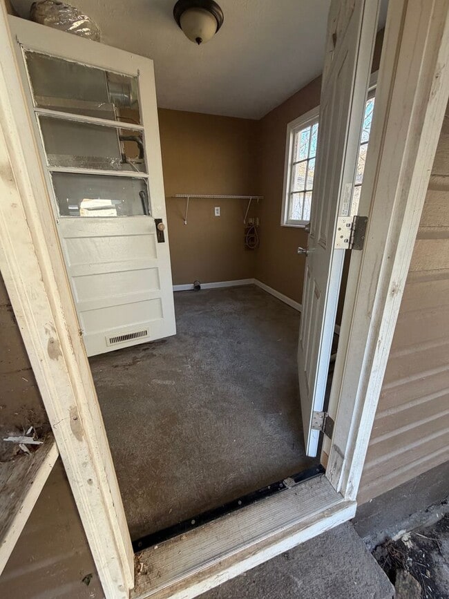 Building Photo - 1807 W Lincoln St