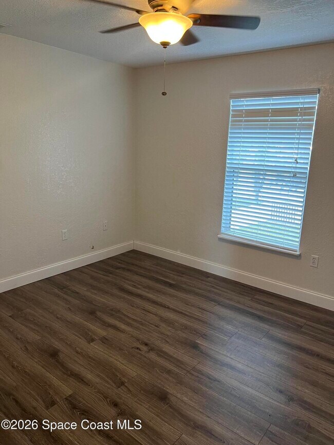 Building Photo - 1721 Las Palmos Dr