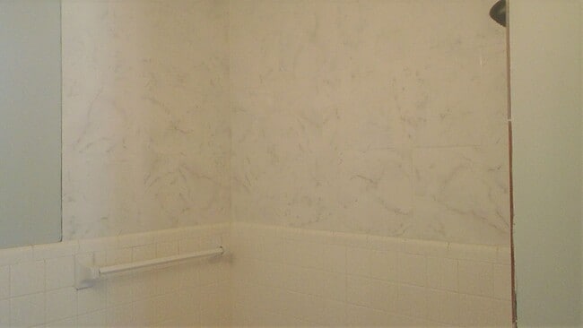 Building Photo - 3 Bedroom 2 Bathroom Home - Ask About the Move In Special!