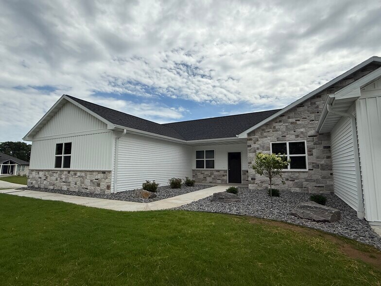 Building Photo - 2129 Clover Field Dr