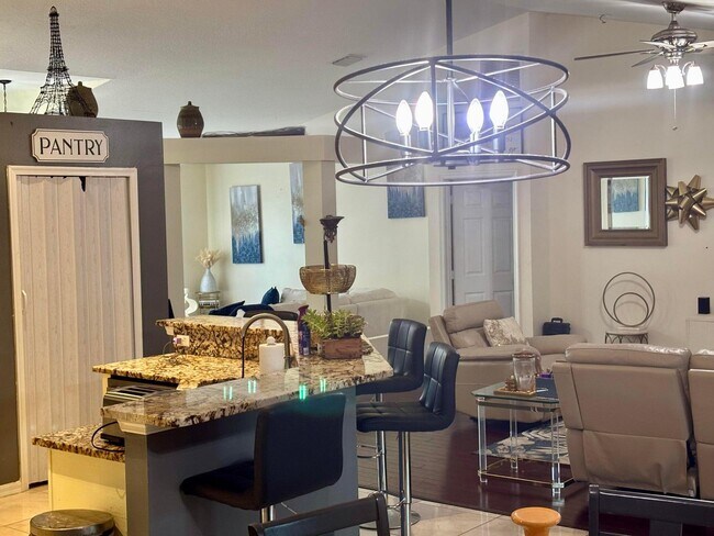 Building Photo - 981 SW McComkle Ave