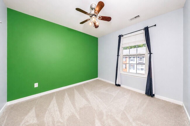 Building Photo - Bright and spacious 3+ bedroom Townhome in Williamsburg