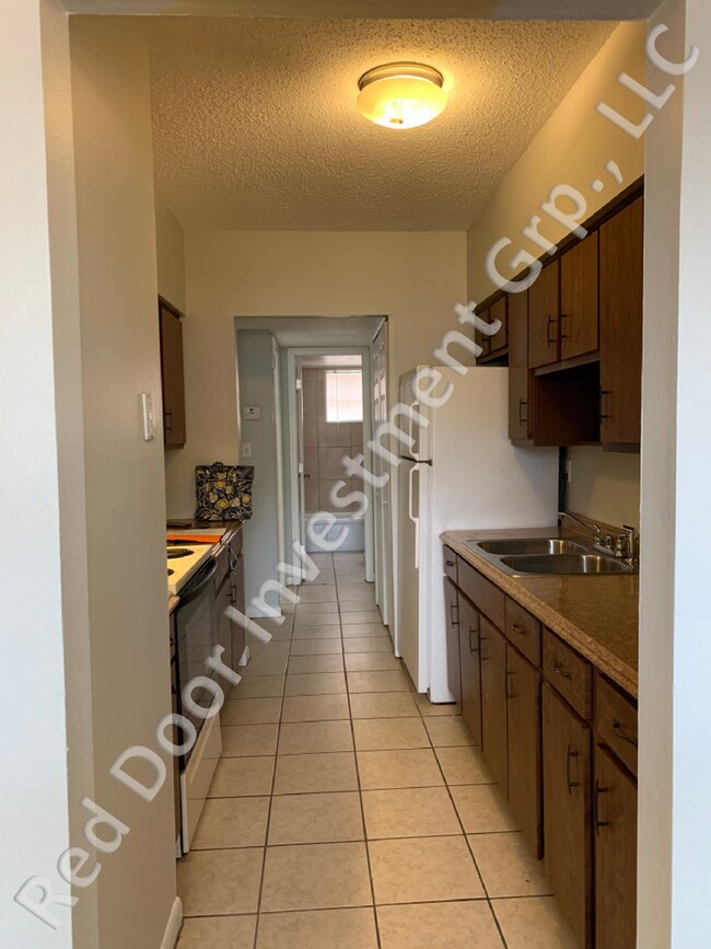 Building Photo - Spacious 1/1 1st Floor Condo - minutes fro...