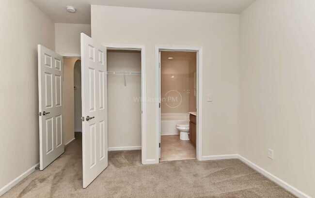 Building Photo - Beautiful 3,409 sqft 5-bedroom 3-bath Exec...