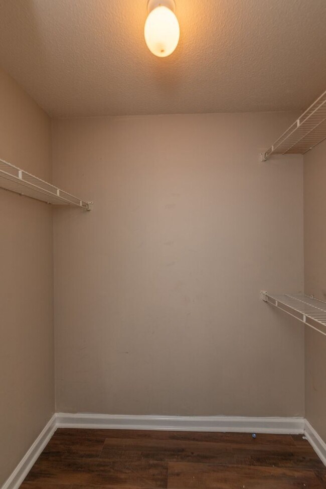 Building Photo - Charming Pepperidge Home with Fireplace & Large Backyard