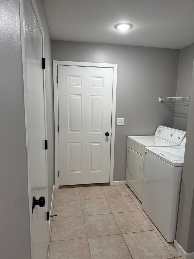 Building Photo - 1051 Minns Dr